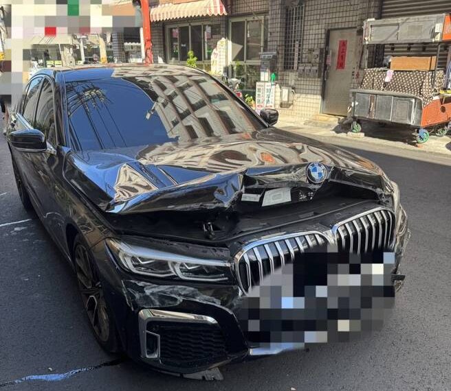 台灣新聞通訊社-7旬翁開BMW「彎腰撿手機」 下秒撞進店家 驚險畫面曝光