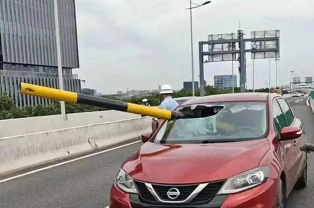 台灣新聞通訊社-驚險瞬間！貨車猛撞限高桿噴飛 無辜轎車慘遭貫穿