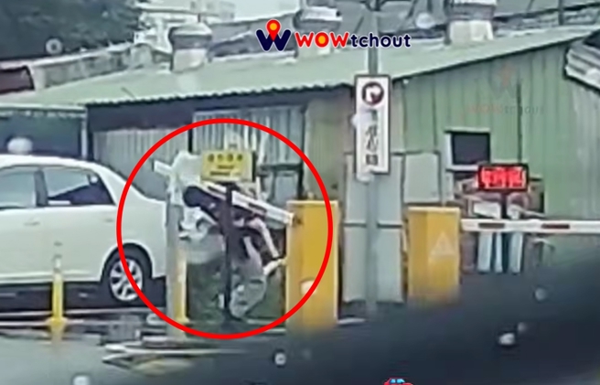 台灣新聞通訊社-粗心媽抱孩走汽車道!停車場柵欄降下「當頭棒喝」 驚險畫面曝