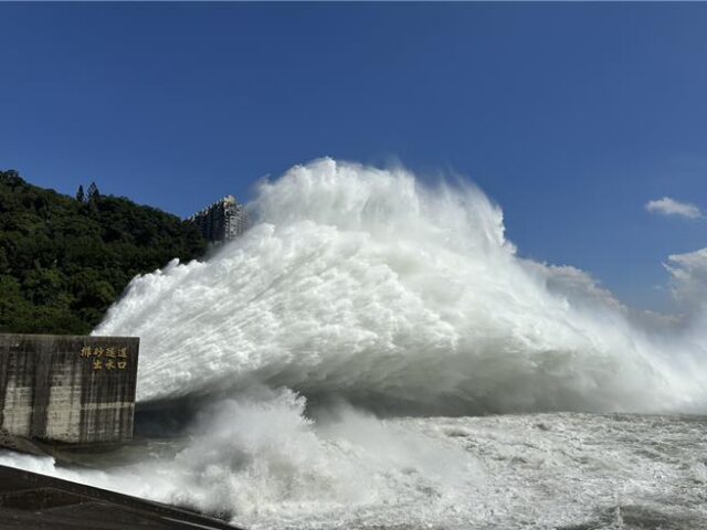 台灣新聞通訊社-睽違618天 石門水庫今中午前開啟溢洪道洩洪