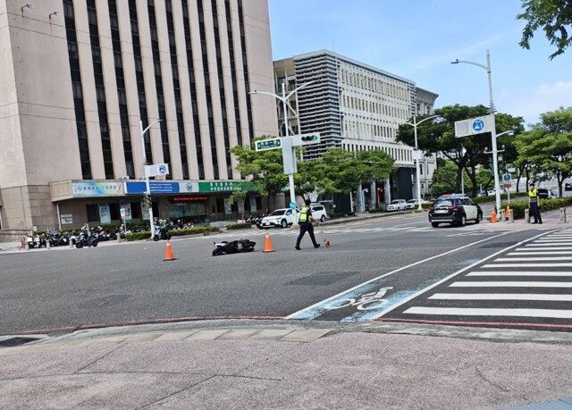 台灣新聞通訊社-高雄阿伯警局前肇事落跑！保大2勇警1護女1追人  狂奔百公尺逮回他