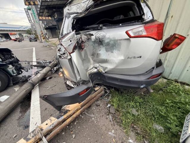 台灣新聞通訊社-疲勞駕駛撞歪電桿！桃園休旅車「騎」上人行道 駕駛送醫