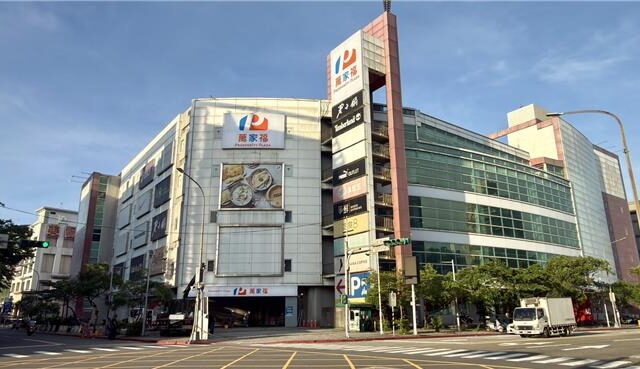 台灣新聞通訊社-快訊》家樂福正式改名 半夜急換新裝「萬家福」招牌亮相