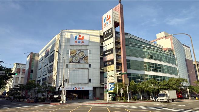 台灣新聞通訊社-快訊》家樂福正式改名 半夜急換新裝「萬家福」招牌亮相