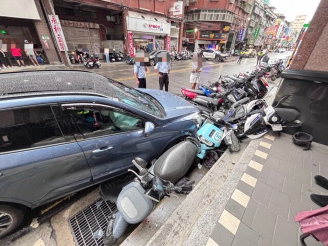台灣新聞通訊社-新北三重驚魂！73歲翁左轉失控 連撞8旬單車嬤＋10車