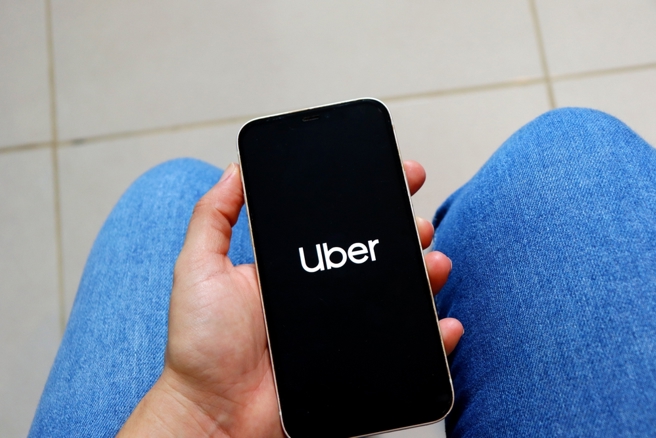 台灣新聞通訊社-不甩交部禁令 Uber機車載客今低調上路 計程車工會炸鍋