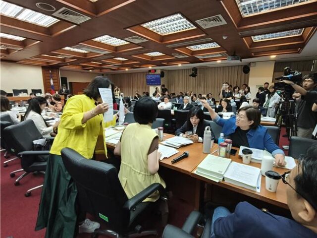 台灣新聞通訊社-影》教文會大亂鬥！吳思瑤怒轟文化殺手 翁曉玲反嗆：納稅人殺手