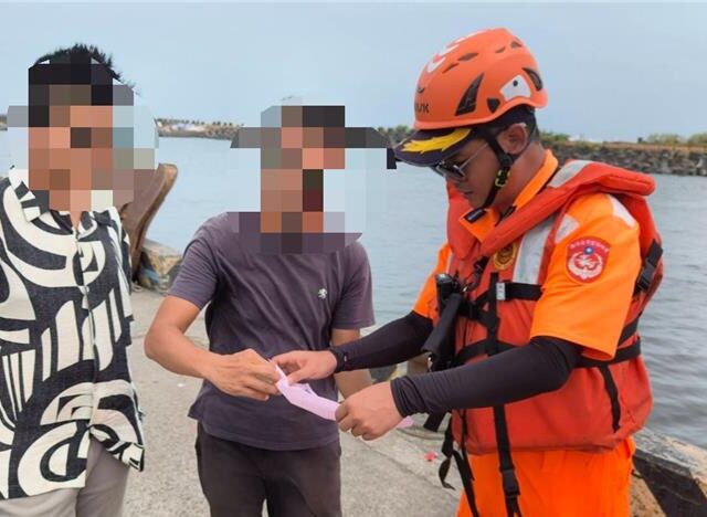 台灣新聞通訊社-巴威掀巨浪還硬闖！宜蘭6人「追浪釣魚」　恐吞25萬罰單