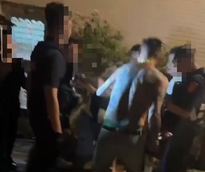 台灣新聞通訊社-蹦闆率眾私刑痛毆竊賊 中壢2警冷眼旁觀舊片又遭翻出 民眾炸鍋