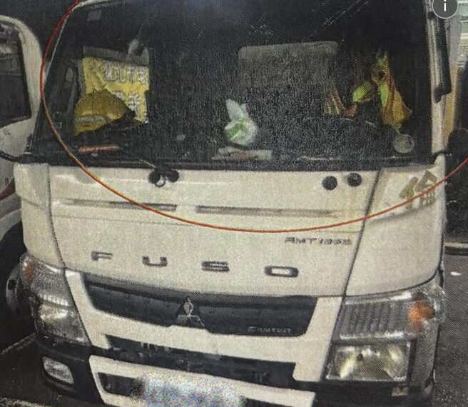 台灣新聞通訊社-不滿存摺家當被清光 街友揮長棍砸車毆清潔隊班長