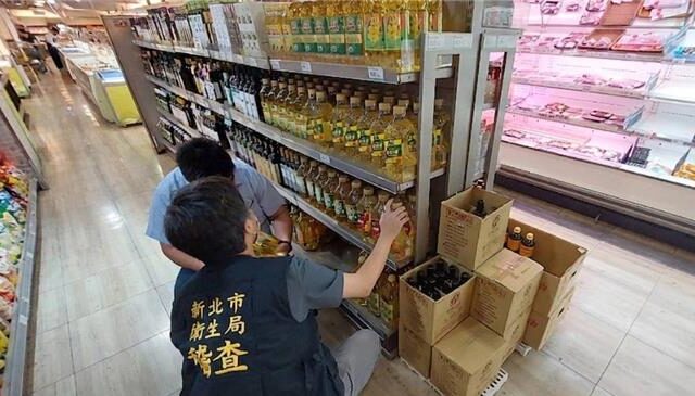 台灣新聞通訊社-21款食用油下架！中聯原料油驗出致癌物 新北急查賣場、超商