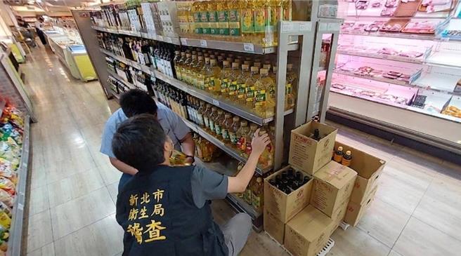 台灣新聞通訊社-21款食用油下架!中聯原料油驗出致癌物 新北急查賣場、超商