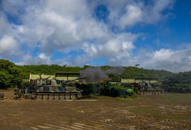 台灣新聞通訊社-【115-3、4號三軍聯合火力實彈測考】542旅砲兵營晝間防禦 驗證火力支援效能
