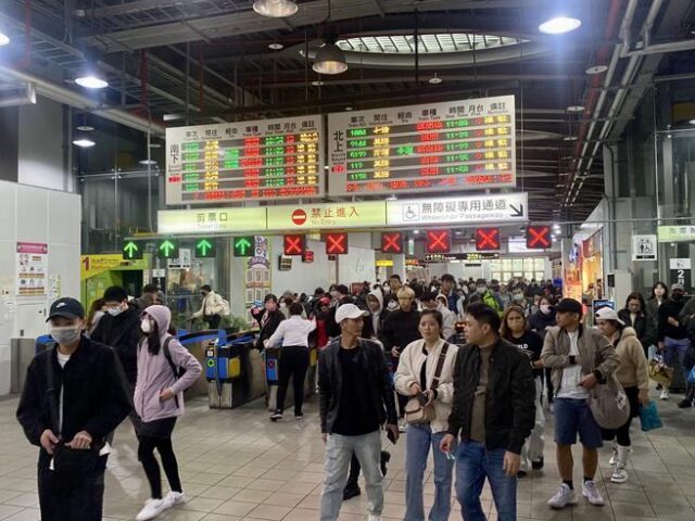 台灣新聞通訊社-巴威來襲！台鐵11日中午前「對號車全停」