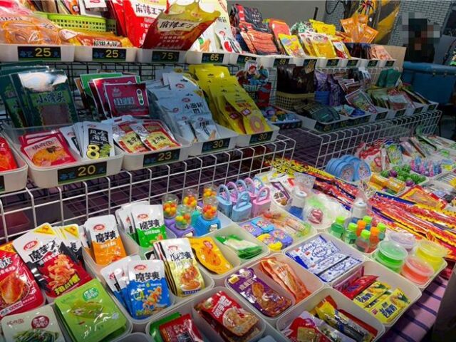 台灣新聞通訊社-53.8公斤大陸零食藏夜市！ 高市府開罰銷毀 遭酸：抓毒駕也要認真