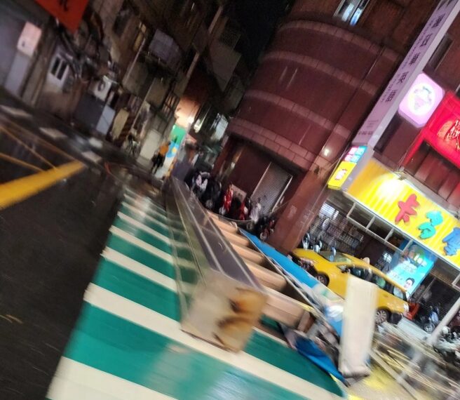 台灣新聞通訊社-快訊》巴威颱風發威! 三重正義北路台北富邦招牌墜落砸車道