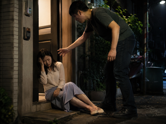 台灣新聞通訊社-女子陪酒頭痛倒地難起! 男客越界伸鹹豬手下場曝