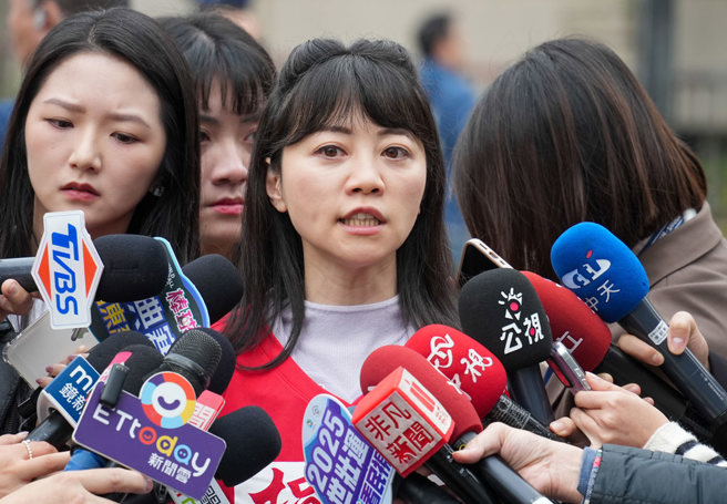 台灣新聞通訊社-追問有沒有人清淤翻車？ 高嘉瑜反駁