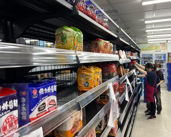 台灣新聞通訊社-老外來台遇到颱風囤糧食 還沒來就全吃光 台網友笑翻：學到精隨了