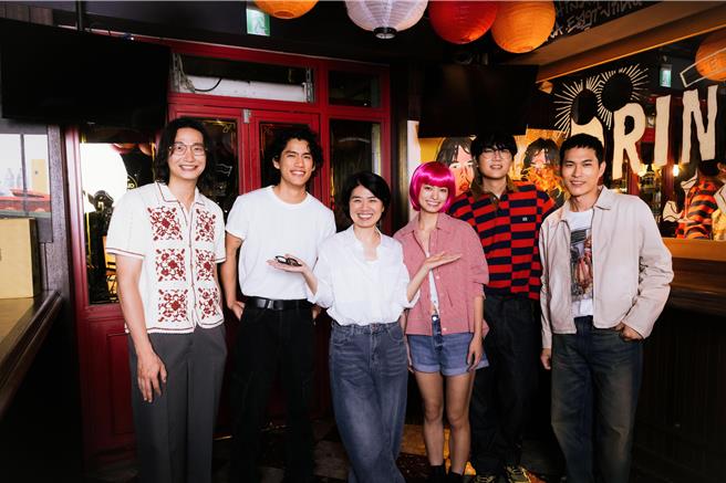 台灣新聞通訊社-嚴藝文MV執導處女作獻給宇宙人 朱軒洋、蒲禾菲重聚再續前緣