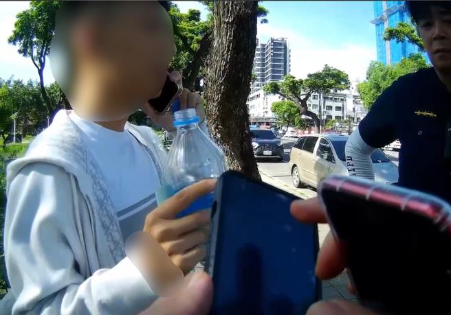 台灣新聞通訊社-高雄男遭盤查謊報身分竟「背8條通」 友人攜毒探視也是通緝犯同遭逮