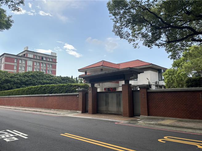 台灣新聞通訊社-楊文科官邸淪「砲房」?駐衛警遭控始亂終棄 火速記過2次調職