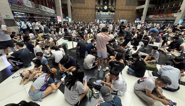 台灣新聞通訊社-火車停駛北車卻擠爆！一票人全在抓超夢 畫面曝光