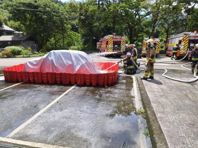 台灣新聞通訊社-模擬巴士撞電動車熱失控 竹縣消防大傷演練逼真