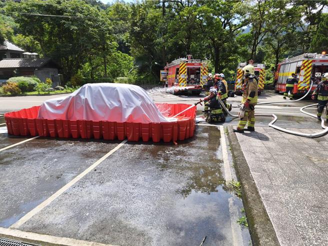 台灣新聞通訊社-模擬巴士撞電動車熱失控 竹縣消防大傷演練逼真