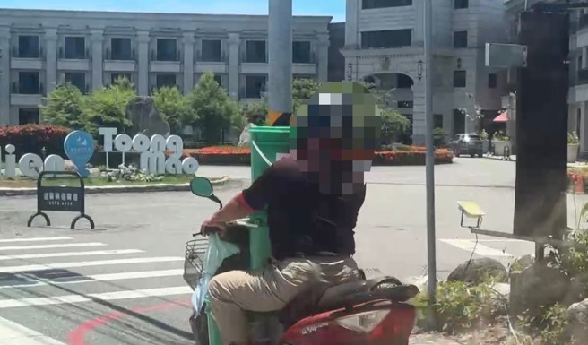 台灣新聞通訊社-機車當貨車用!油漆桶疊好疊滿 最重恐吞600元罰單