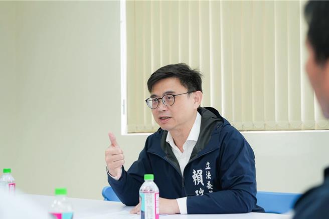 台灣新聞通訊社-高雄市長選戰頻傳「換賴」 子弟兵揭真相：鄉親急著找他換LINE