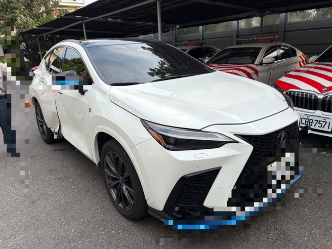 台灣新聞通訊社-國1九如段驚見鐵片掉落釀5車事故 警追肇事車最高罰1.8萬