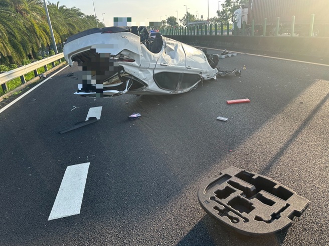 台灣新聞通訊社-國3竹田段死亡車禍!轎車擦撞失控翻覆 26歲男送醫不治