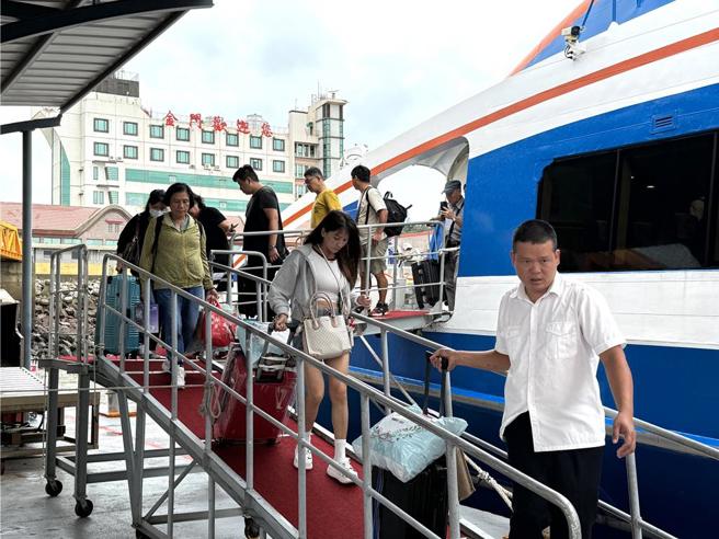 台灣新聞通訊社-小三通旅客破百萬!金門在地人卻不便 陸委會回應了