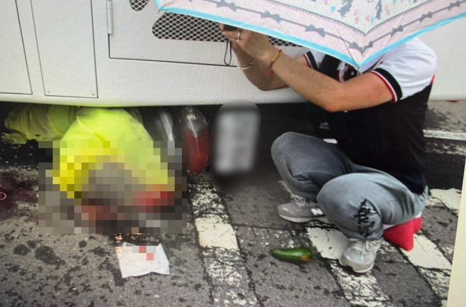 台灣新聞通訊社-雙載夫妻莫名撞2待轉騎士! 滑進捐血車底受困 釀4傷