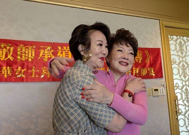 台灣新聞通訊社-獨家》楊燕收陸「變臉天后」為徒！古禮雙膝拜師 哽咽：我受不了