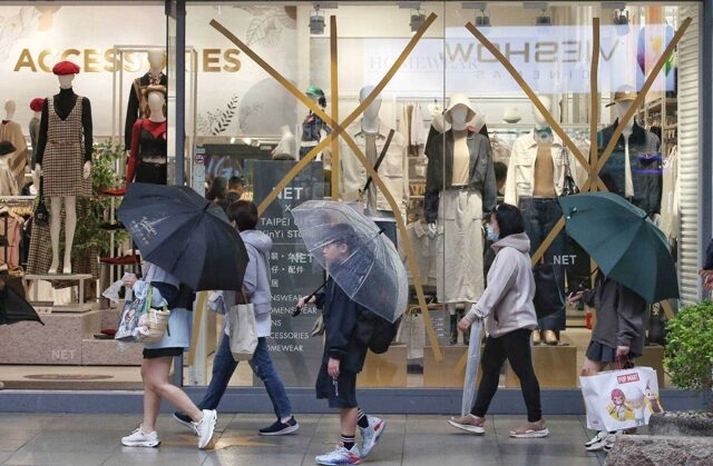 台灣新聞通訊社-快訊》巴威今晚通過台灣北部海面 12日停班停課一次看