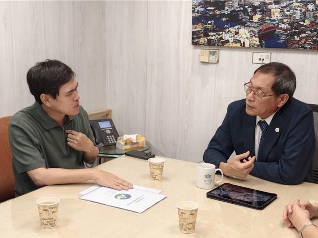 台灣新聞通訊社-屏縣府也找不到的琉球鄉長 現身立院找蘇清泉求救垃圾清運