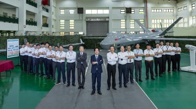 台灣新聞通訊社-視導中科院航空研究所無人機發展 賴總統籲支持國防特別預算
