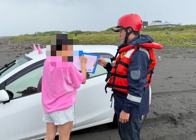 台灣新聞通訊社-颱風天硬闖禁區!海巡2天連抓19人 驚見逃逸移工觀浪