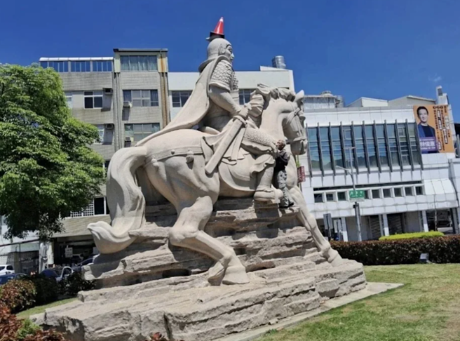台灣新聞通訊社-找到了!台南鄭成功石像「遭戴三角錐」惡搞 19歲男:就好玩