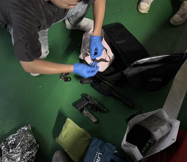 台灣新聞通訊社-天道盟31歲男擁槍自重 土城警攻堅逮人 起獲4槍、毒品