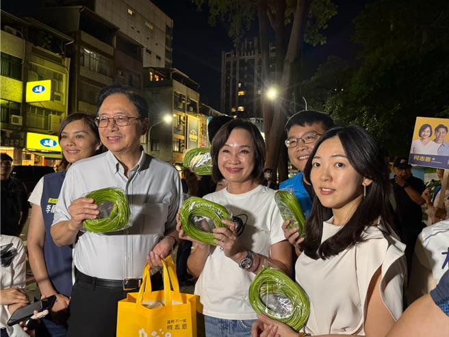 台灣新聞通訊社-柯志恩邀張善政逛六合夜市人氣爆棚 互贈水蓮、水蜜桃助農