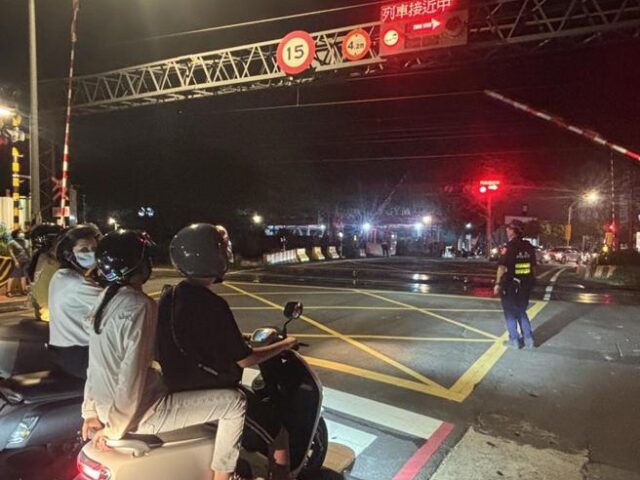 台灣新聞通訊社-台鐵內壢站轉轍器異常 多班列車延誤、平交道車流回堵