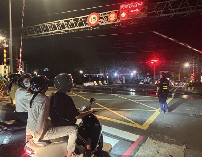 台灣新聞通訊社-台鐵內壢站轉轍器異常 多班列車延誤、平交道車流回堵