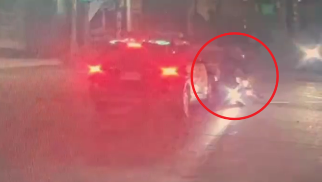 台灣新聞通訊社-警恍神撞倒停等機車 員警理虧當場和解