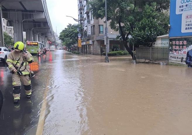 台灣新聞通訊社-賴要蔣檢討內湖淹水 作家曝台南暴雨「銀龍魚校內游泳」：總統又忘事