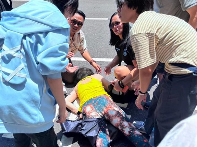 台灣新聞通訊社-現學現用！菲消防員來台受訓 西門町街頭救倒地民眾