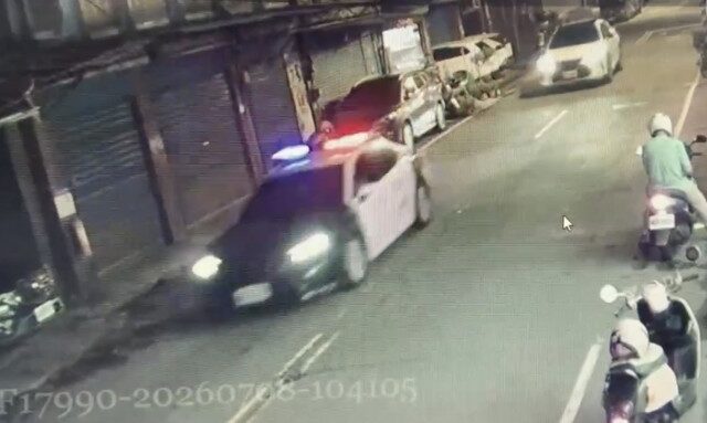 台灣新聞通訊社-2歲童全身抽搐！爸媽路上急攔警車 樹林警開道搶命畫面曝光