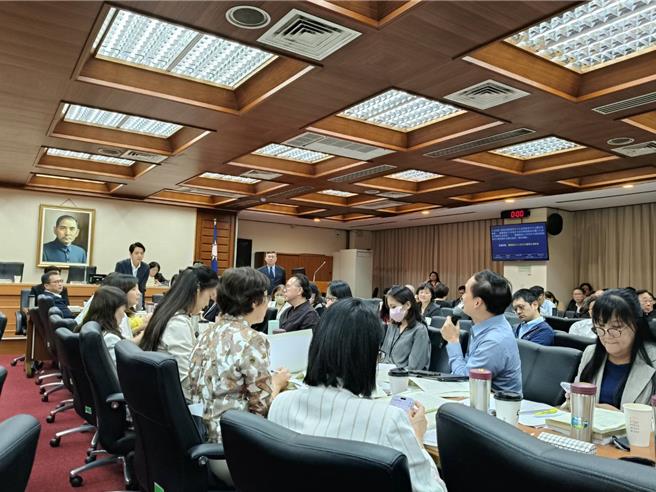台灣新聞通訊社-教文會審文化部預算12小時 刪1000萬、凍3750萬 李遠回應兩大爭議